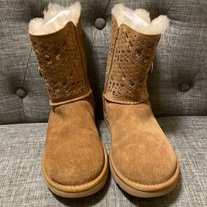 UGG BAILEY BUTTON II TEHUAND SIZE 7 COLOR: CHESTNUT